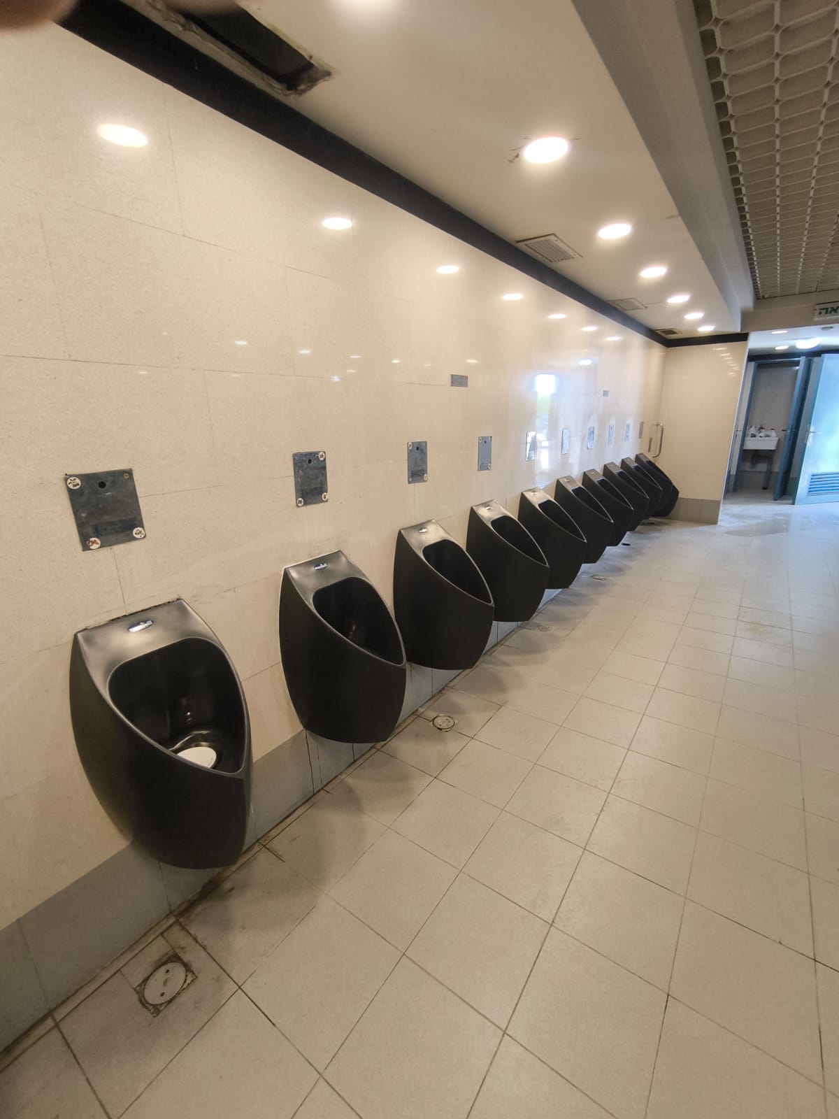 שורת משתנות ללא מים בשירותים ציבוריים